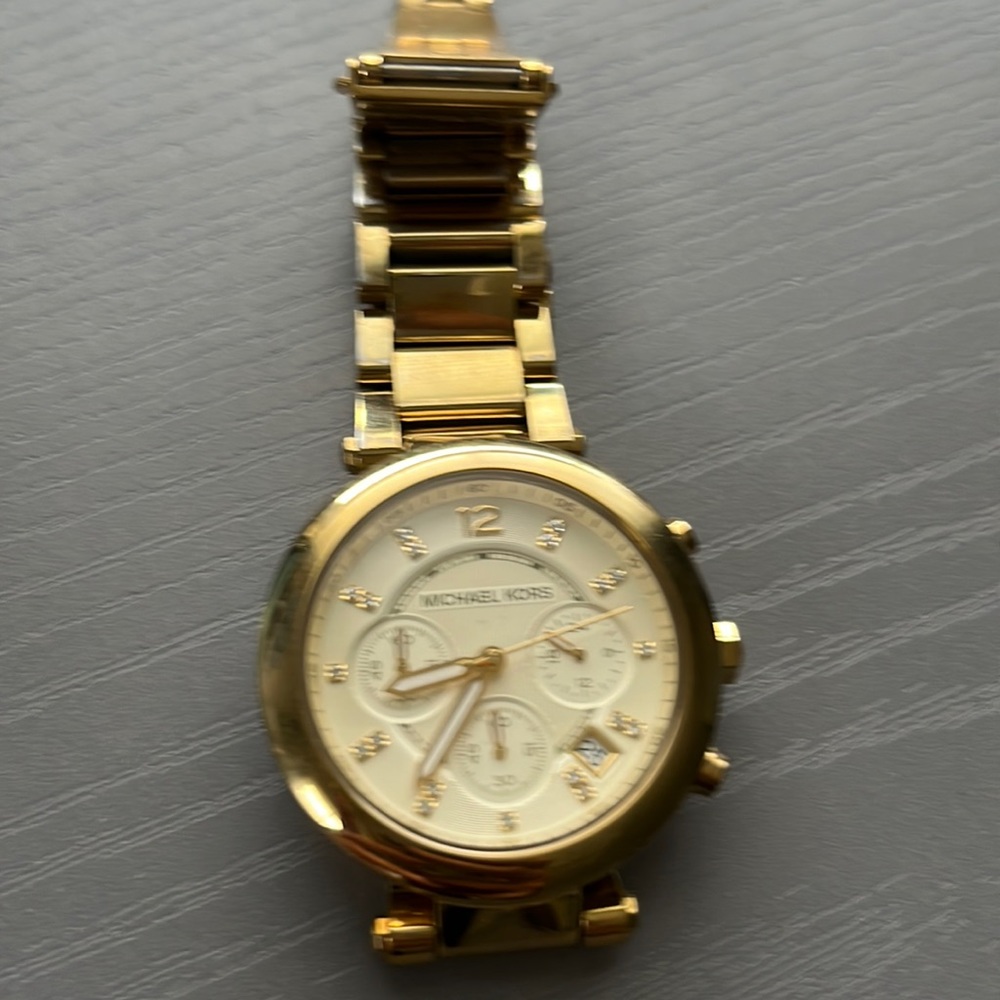 Michael kors women’s watch in great condition gently used. Needs batteries